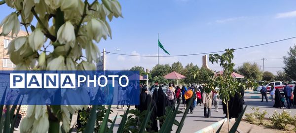 همایش پیاده‌روی خانوادگی به‌مناسبت هفته دفاع مقدس در نیشابور