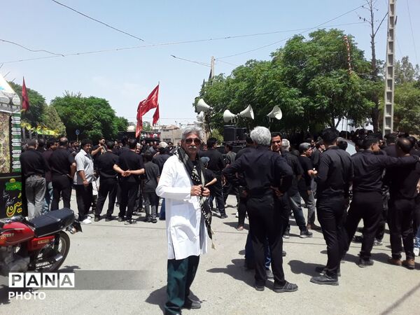 حرکت دسته‌های عزاداری در روستای فدافن همزمان با روز تاسوعای حسینی