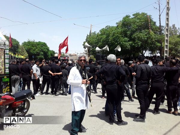 حرکت دسته‌های عزاداری در روستای فدافن همزمان با روز تاسوعای حسینی