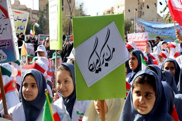 حضور پرشور دانش‌آموزان پاکدشتی در راهپیمایی روز ۱۳ آبان