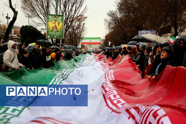 خلاقیت و نشاط دانش‌آموزی در غرفه‌های آموزش و پرورش در مسیر راهپیمایی ۲۲ بهمن