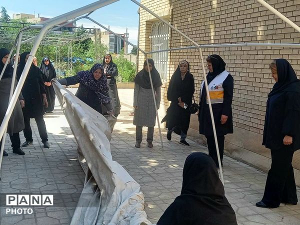 مربیان پیشتاز منطقه ۵ تهران، اصول تخصصی برپایی چادرهای امدادی هلال‌احمر را فرا گرفتند