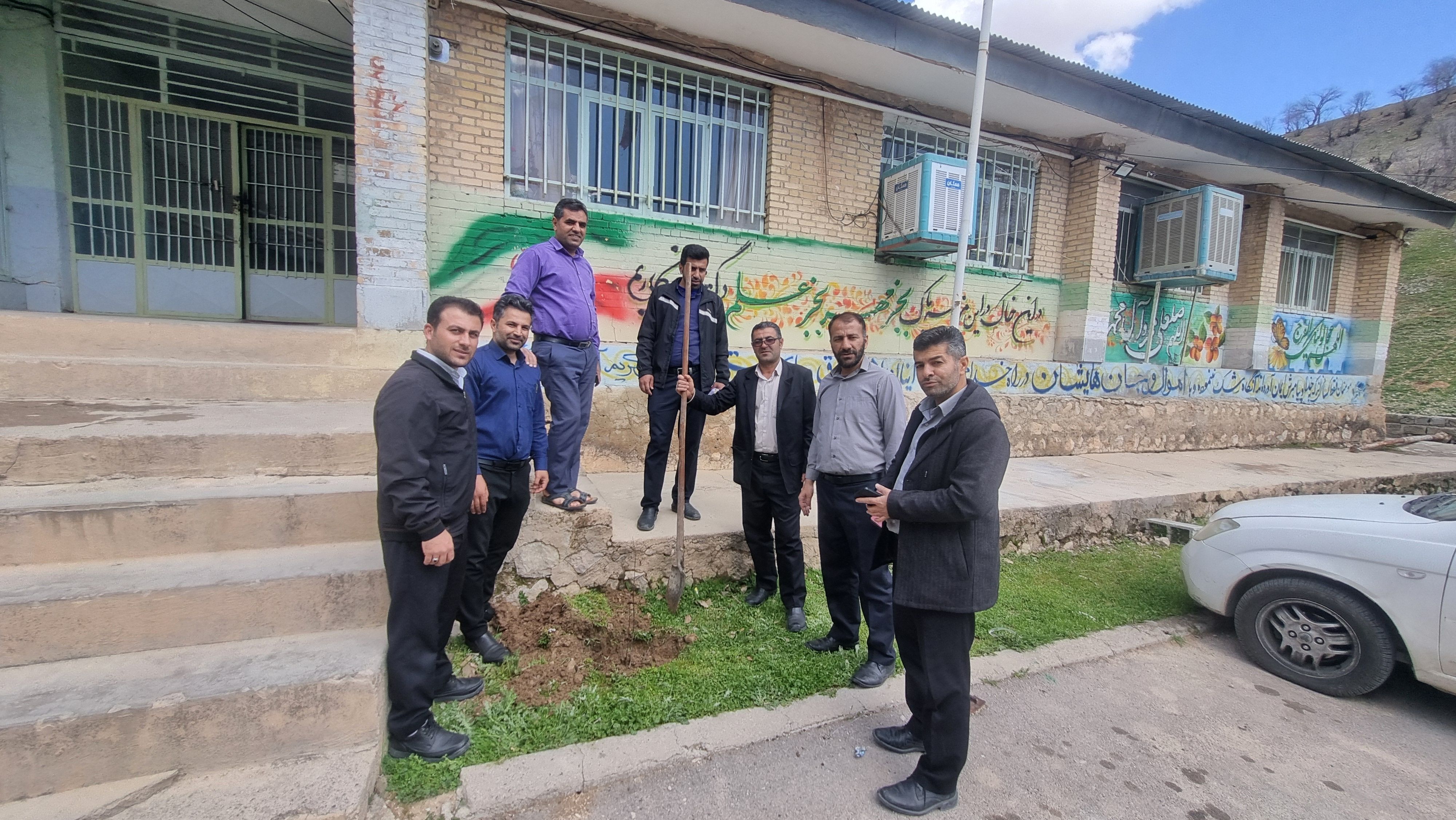 گرامیداشت هفته منابع طبیعی با کاشت درخت در حیاط اداره آموزش و پرورش میانکوه