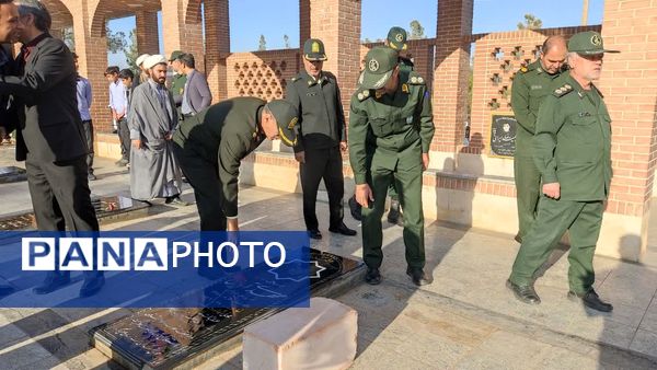 آغاز هفته بسیج دانش‌آموزی با غبارروبی مزار شهدای جوادالائمه توسط مسئولان و دانش‌آموزان بسیجی