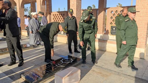 آغاز هفته بسیج دانش‌آموزی با غبارروبی مزار شهدای جوادالائمه توسط مسئولان و دانش‌آموزان بسیجی