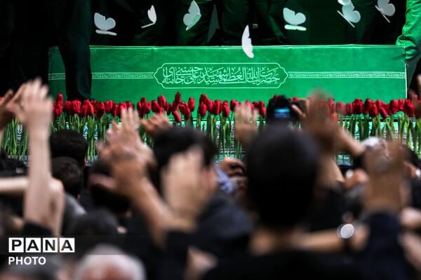 آغاز مراسم تشییع پیکر رهبر شهید و اهل بیت گرامی ایشان در مصلی نماز جمعه تهران