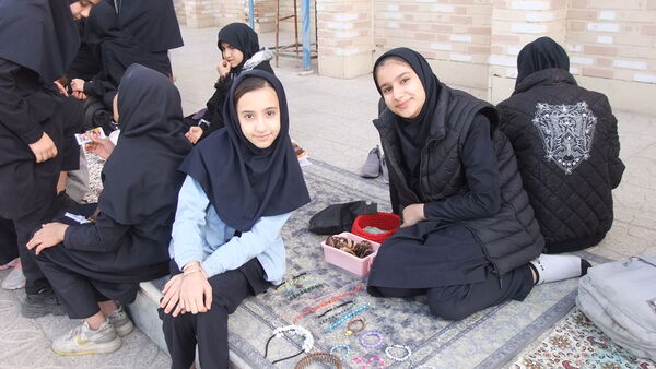 بازارچه کسب و کار دانش‌آموزان دختر در دبیرستان متوسطه اول معلم