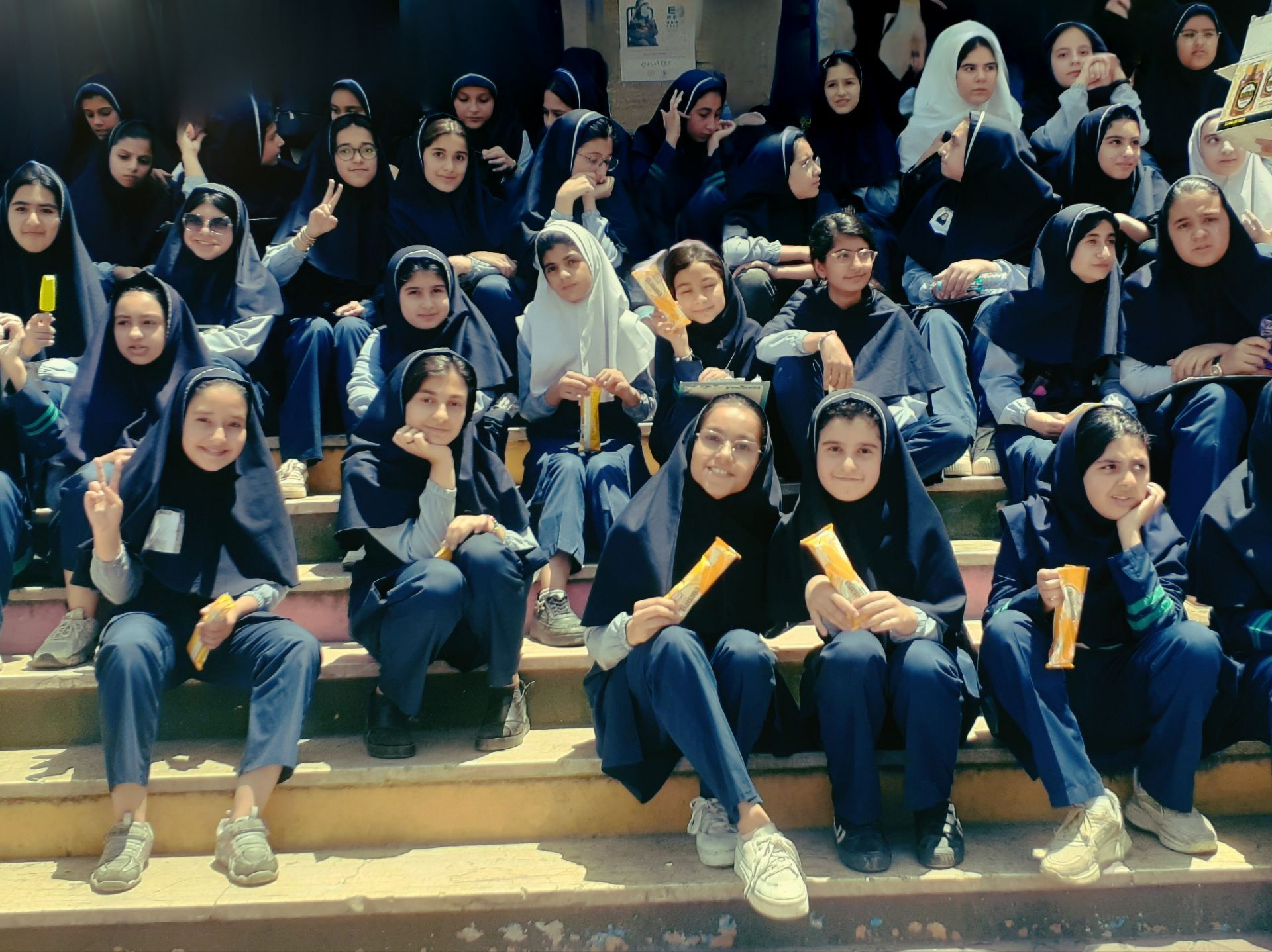 عکس یادگاری دانش‌آموزان دبیرستان مشکات