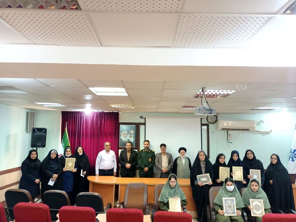 تقدیر از دانش‌آموزان برگزیده نمایشگاه دستاوردهای انقلاب اسلامی در دبیرستان طلایه داران شهید ناصری