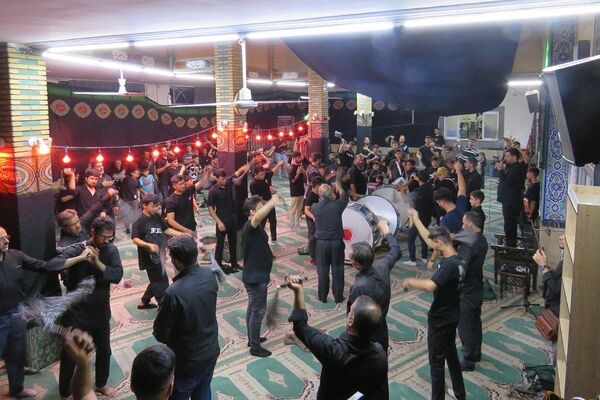 سوگواری عزاداران شهر قیامدشت در شب عاشورای حسینی