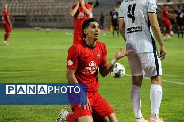 برد شیرین تراکتور در خانه مقابل آلمینیوم اراک