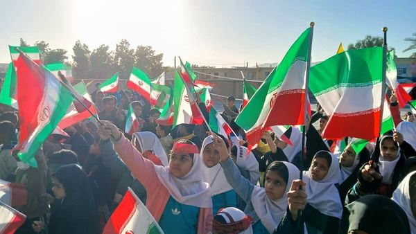 «صبحگاه مقاومت» در مدرسه شهید مطهری فین 