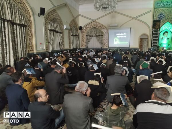 مردم کاشمر در زیارتگاه شهید مدرس قرآن بر سر گرفتند