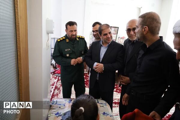 دیدار مسئولین با خانواده ی شهیده فاطمه موحدان