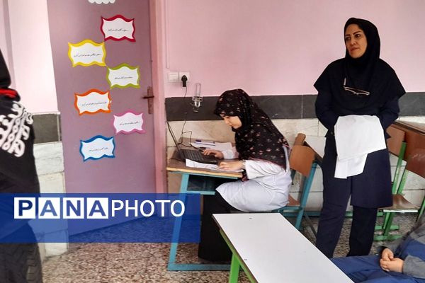 حضور پزشکان خیریه امام حسن عسگری برای غربالگری دانش آموزان دبستان میرشفیعی ها امری جهادی