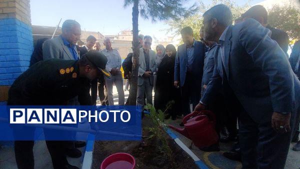 مراسم بازگشایی مدارس و جشن عاطفه‌ها در مدرسه نمونه دولتی خدیجه الکبری(س) قروه