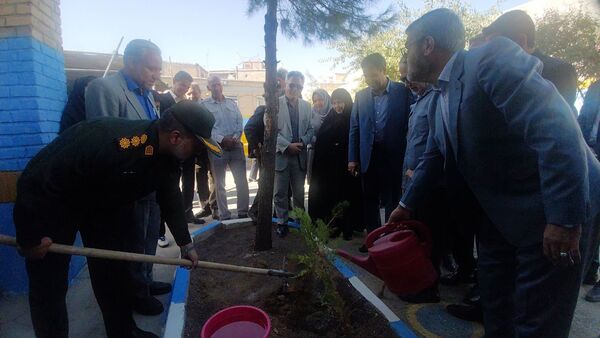 مراسم بازگشایی مدارس و جشن عاطفه‌ها در مدرسه نمونه دولتی خدیجه الکبری(س) قروه
