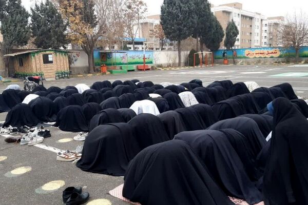  نماز باران در مدرسه جنت با حضور جمعی دانش‌آموزان