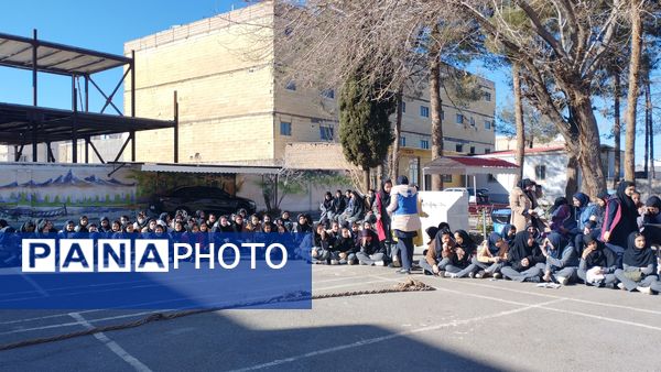 آیین نواختن زنگ انقلاب در دبیرستان حضرت معصومه(س) شهرستان خلیل‌آباد 