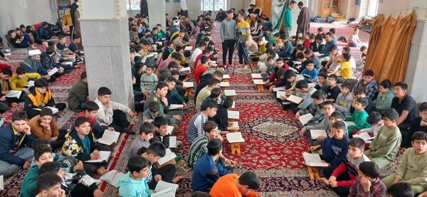 حس و حال معنوی دانش آموزان شرکت کننده در اعتکاف دانش آموزی مسجد مصلی طوقچی اصفهان