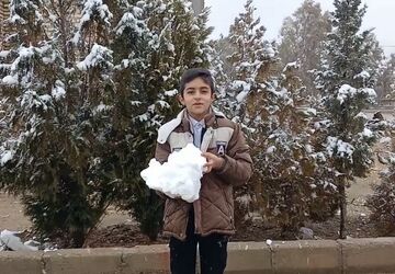 بارش برف و شادی دانش‌آموزان در خاتم