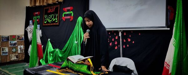 استقبال دانش‌آموزان دبیرستان شهید برقعی 2 قم از یک لاله فاطمی