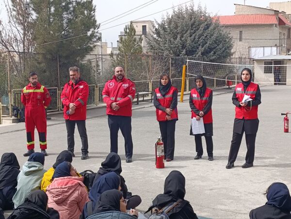 کارگاه آموزشی آشنایی با اصول ایمنی و اطفاء حریق در هنرستان آفرینش پردیس 
