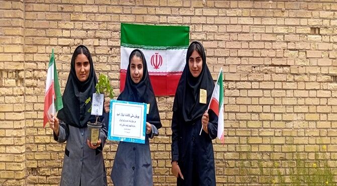 یادبود ایثار و مقاومت با کاشت نهال در هنرستان علم و هنر لردگان