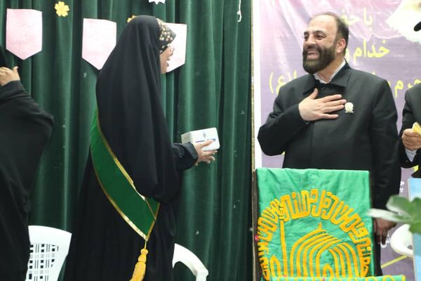 ۴۰۰ نفر از دختران پیشتاز بندرخمیر، پرچم امام مهربانی را به آغوش کشیدند