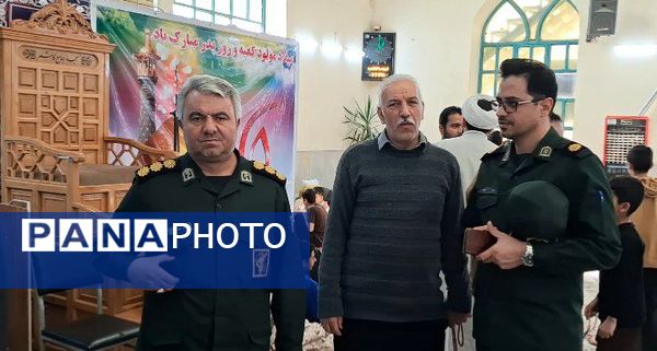 بازدید مسئولین بسیج دانش آموزی کاشمر از معتکفین مسجد جامع