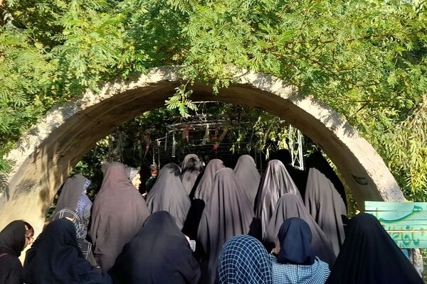 اولین روز حضور دانش‌آموزان دختر منطقه کهریزک در یادمان ‌های مناطق عملیاتی جنوب ایران