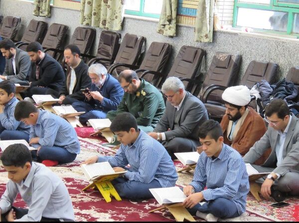 محفل انس با قرآن دانش‌آموزان دبیرستان نمونه زنده یاد زرتاش شهرستان خلیل آباد