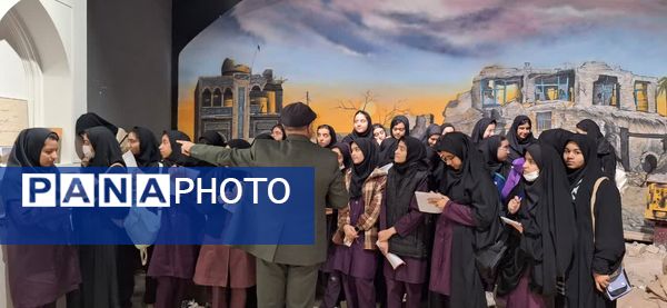 بازدید دانش‌آموزان پایه نهم دبیرستان دخترانه ابویی‌نژاد از موزه دفاع مقدس