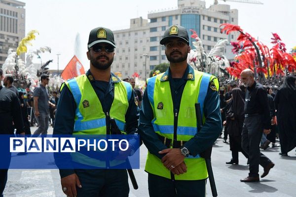 پرچم‌های عزا بر فراز حرم امام رضا(ع)