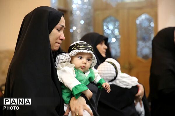 آیین شیرخوارگان حسینی با حضور همسران شهدا در قم