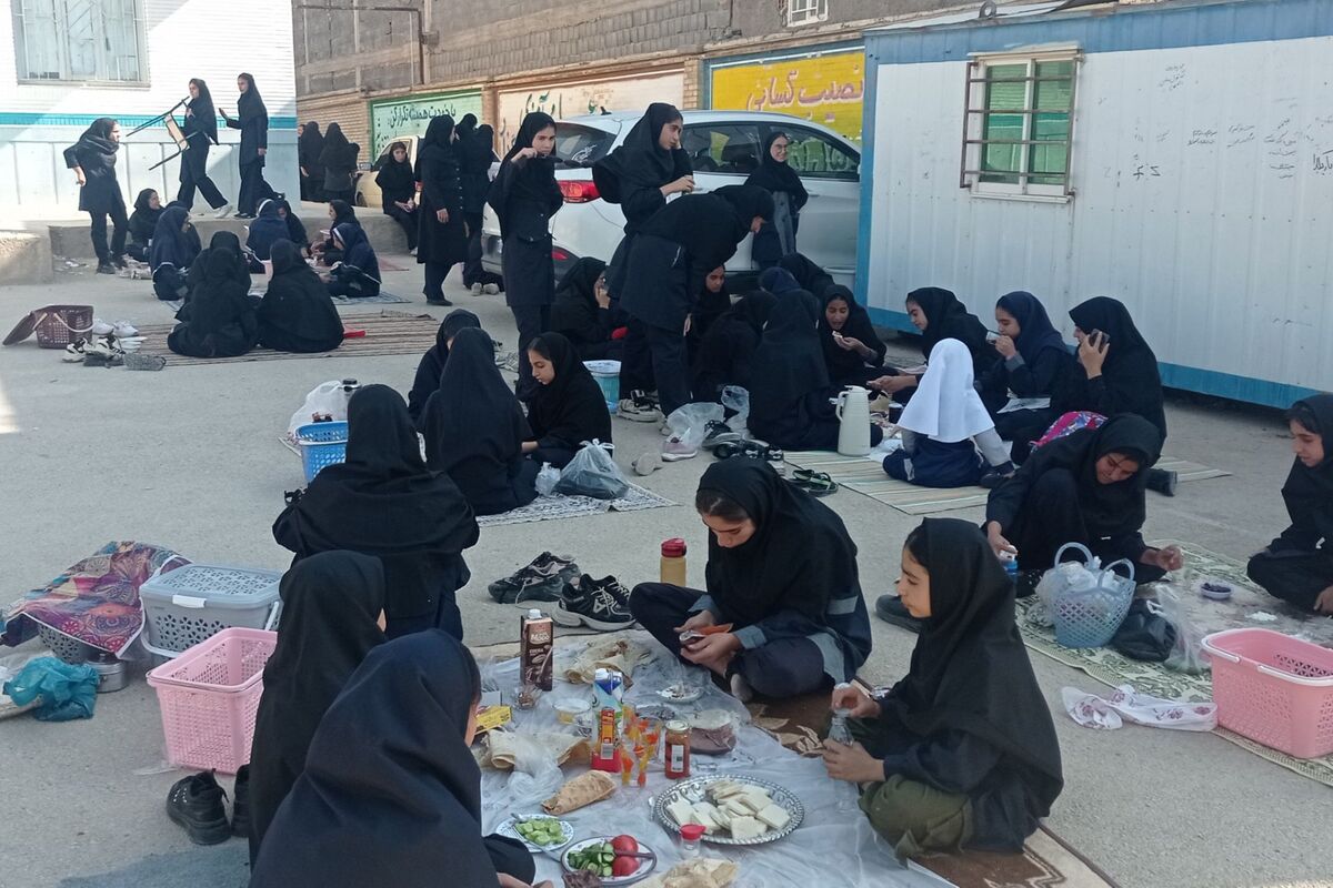 برپایی سفره سلامت در مدرسه فردوس لردگان