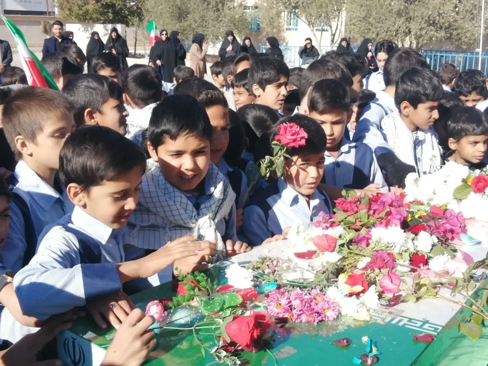 شهید گمنام، میهمان ویژه مدارس شهرستان خاتم شد