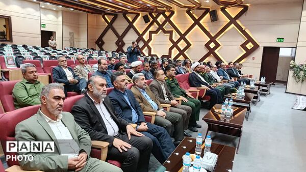  آیین اهدای 7 هزار و 225 بسته لوازم التحریر به یاد شهدای دانش آموز میناب در قم