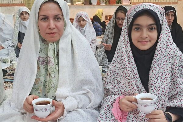 ضیافت افطار مادر و دختری دبستان ابوالحسن الوندی 
