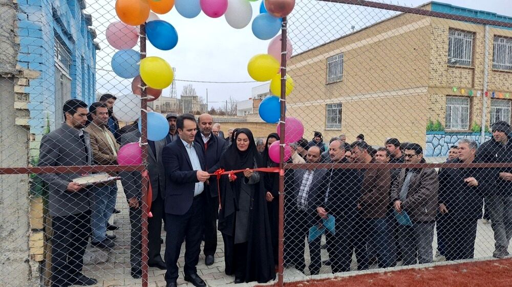افتتاح زمین چمن مصنوعی در منطقه شبستر در قالب «طرح میدان همدلی» است