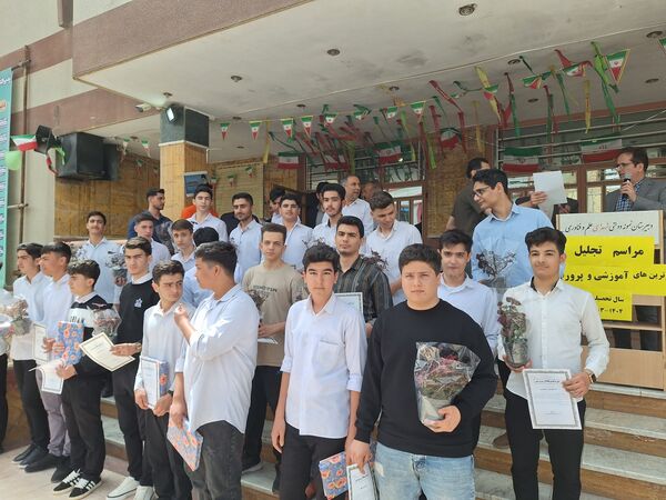 مراسم تجلیل از دانش آموزان برتر در بهارستان‌۲