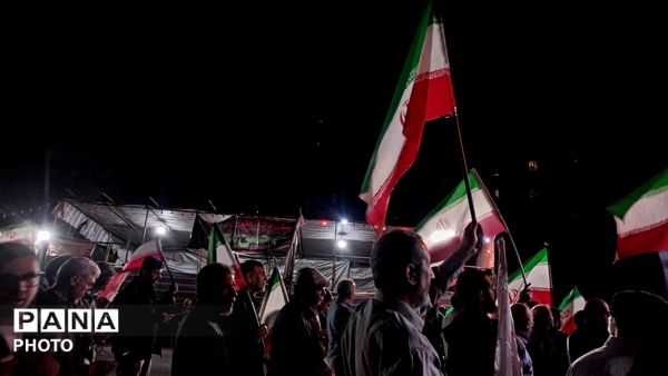 حضور پرشور مردم در تجمع انقلابی، صحنه‌ای از همبستگی و آرمان‌خواهی
