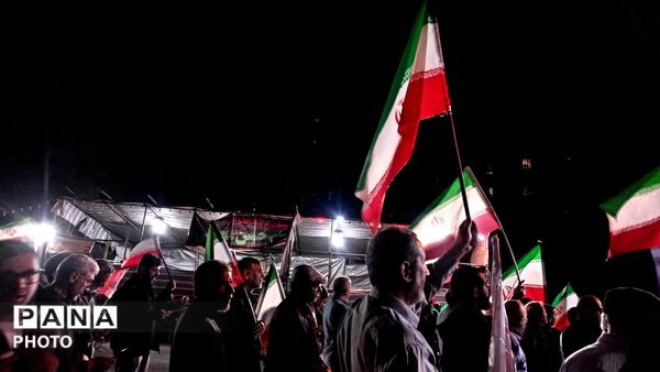 حضور پرشور مردم در تجمع انقلابی، صحنه‌ای از همبستگی و آرمان‌خواهی