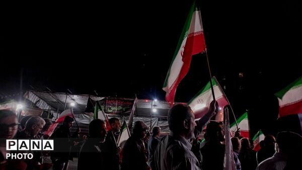 حضور پرشور مردم در تجمع انقلابی، صحنه‌ای از همبستگی و آرمان‌خواهی