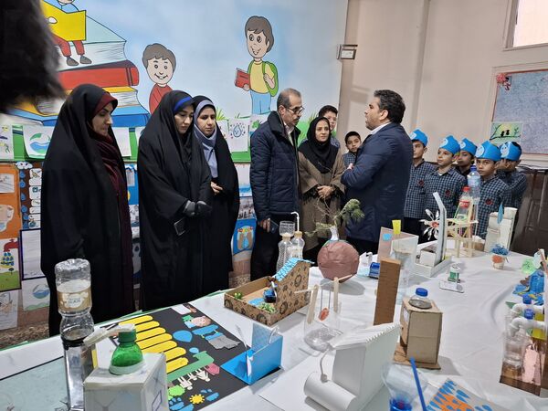 نمایشگاه دست سازه‌های دانش‌آموزان در دبستان هیأت امنایی ملاصدرا 