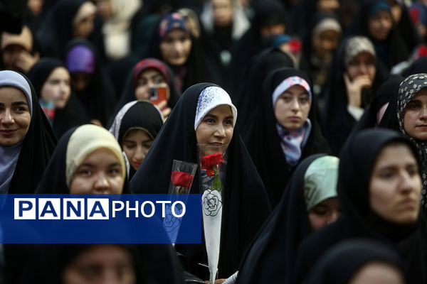 اجتماع بزرگ «عهد خواهرانه» با حضور 6 هزار دانشجوی دختر در قم