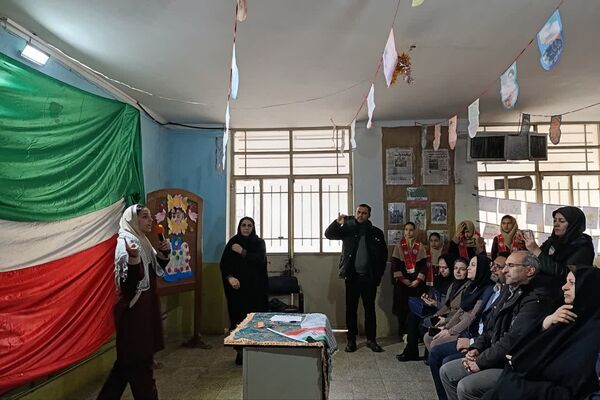 مراسم دهه فجر و برگزاری نمایشگاه دست‌سازهای دانش‌آموزی در دبستان شیخ کلینی