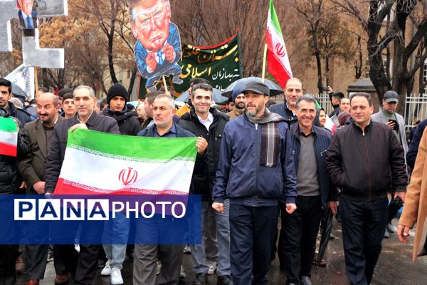 خلاقیت و نشاط دانش‌آموزی در غرفه‌های آموزش و پرورش در مسیر راهپیمایی ۲۲ بهمن