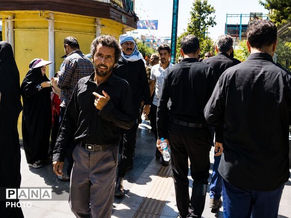 مشهد میزبان آیین باشکوه تشییع شهید آیت الله العظمی سید علی خامنه ای و خانواده 