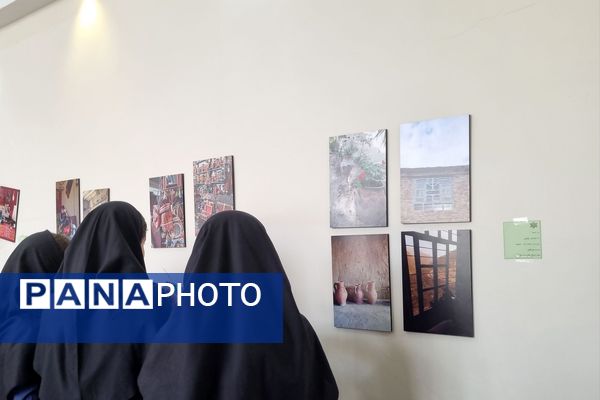 بازدید دانش‌آموزان از نمایشگاه هنرهای بومی و محلی در رشته عکاسی 